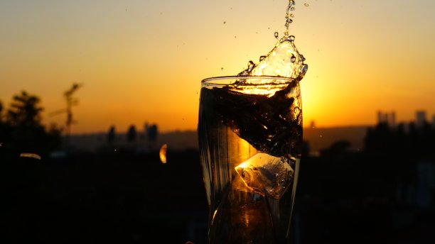 冰水，日落水滴图片下载