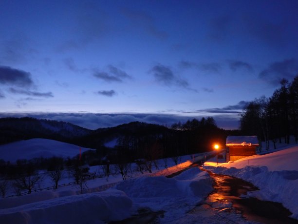 下雪回家的路图片下载