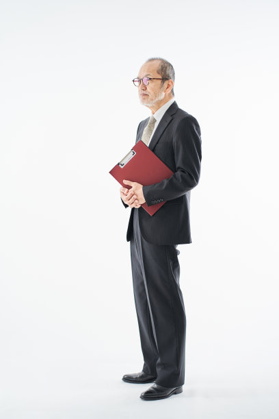 亚裔男子在白色背景下摆姿势图片下载