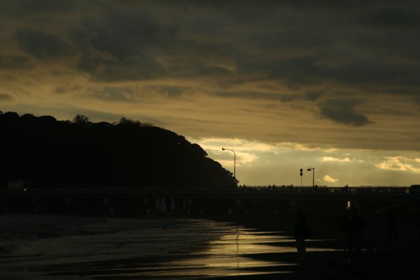 被金色染成夕阳的江岛风景图片下载