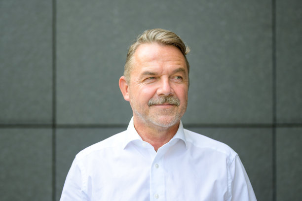 穿着衬衫微笑的中年商人的肖像图片下载