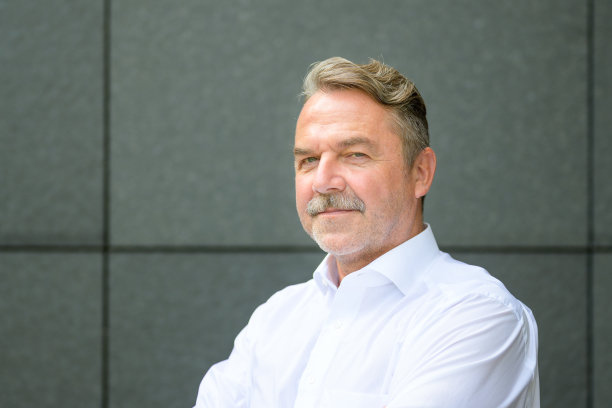 穿着衬衫微笑的中年商人的肖像图片下载