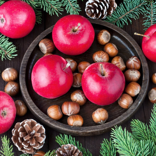 冬天有坚果和冷杉树枝的红色苹果图片下载