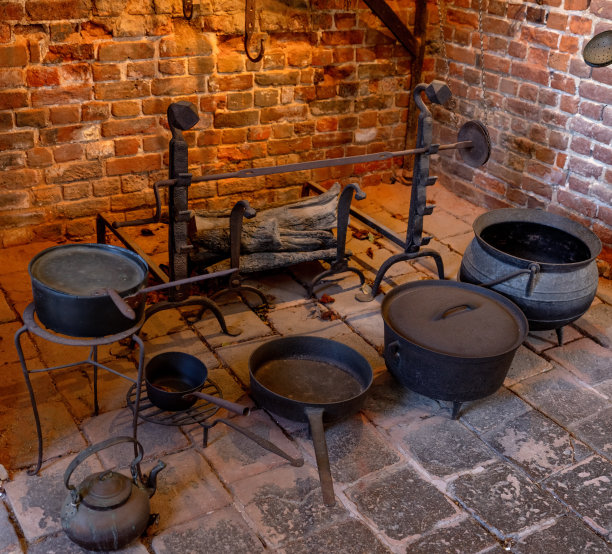 砖壁炉烹饪厨房与锅和锅图片下载