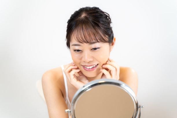 年轻女子化妆图片下载