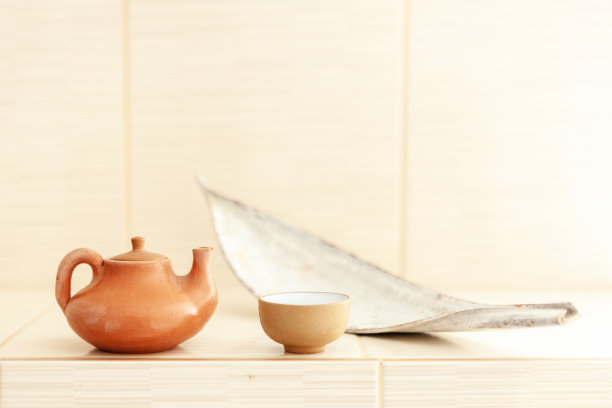 陶瓷茶道茶具在瓷砖背景上的黑白照片特写。图片下载