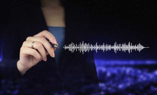 有声读物音频技术。数码声道在手。手握数字图形笔，在城市黑暗模糊的背景上绘制数字全息声道、波浪标志。图片下载