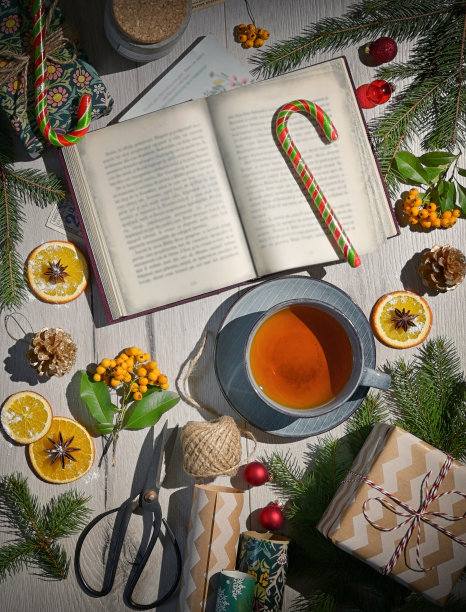 复古假日餐桌装饰与茶杯从上面图片下载