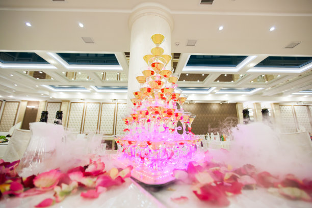 在婚礼上放上带有樱桃的香槟。冰冷的。图片下载