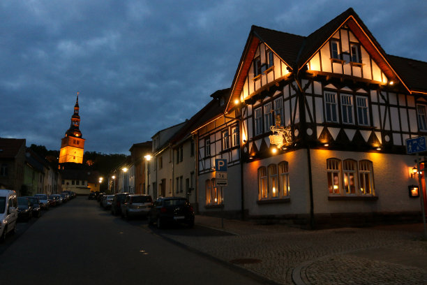 夜间的街景，半木房子和歪斜的教堂在坏弗兰肯豪森图片下载