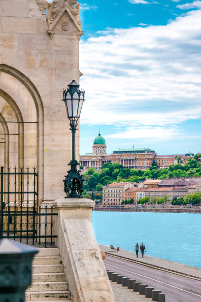 欧洲匈牙利布达佩斯。城市景观的照片。布达城堡和多瑙河。色彩丰富的匈牙利古典建筑和房屋图片下载
