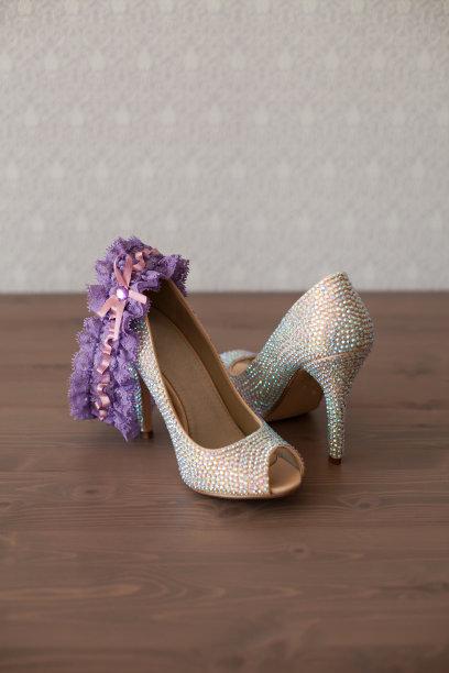 优雅的婚礼鞋与彩色莱茵石图片下载