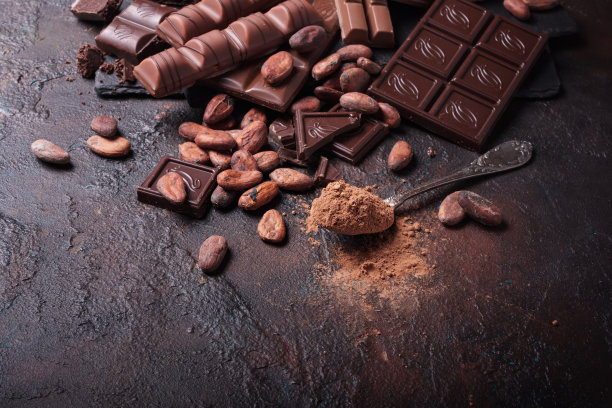 碎牛奶和黑巧克力棒图片下载