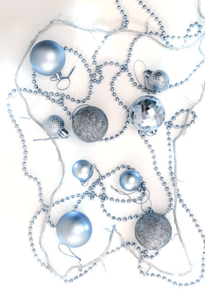 圣诞假期的构图，银蓝色的圣诞装饰和花环与灯在黄色的背景与文本的复制空间。模糊。平的。冬天,明信片模板图片下载