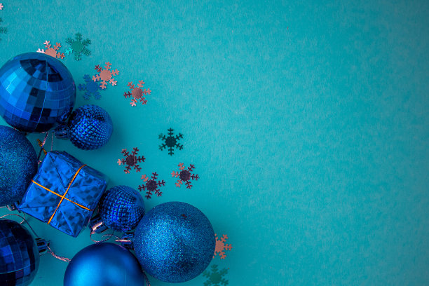 圣诞节假期构图，顶视图蓝-海蓝宝石圣诞装饰在一个蓝绿色的背景与文本的复制空间。平的。冬天,明信片模板图片下载