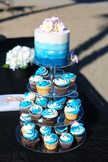 婚礼蛋糕和纸杯蛋糕图片下载