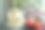 单一的金色圣诞球点缀在模糊的bokeh圣诞灯光背景。图片下载