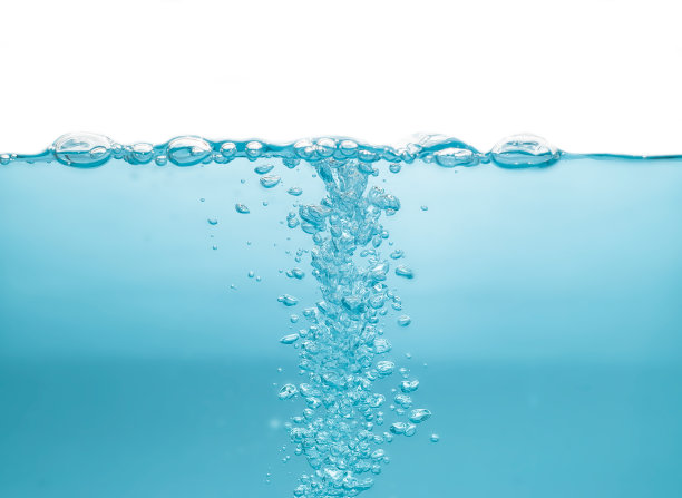 水波溅起气泡，孤立在白色背景上。抽象蓝色的水波在白色的背景。对于一个产品，广告，文字空间图片下载