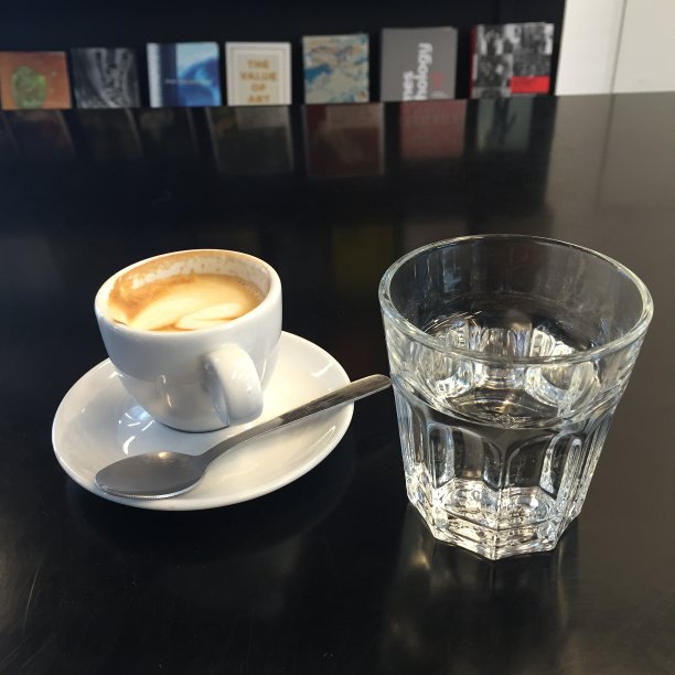 玛奇朵和一杯水图片下载