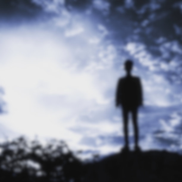 在橙色天空背景下散焦一个男人的后视图。这张照片包含了nosie图片下载