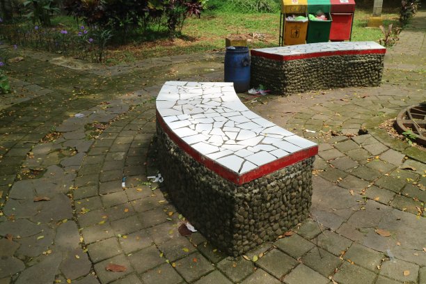 混凝土椅子中间的阴凉花园照片图片下载