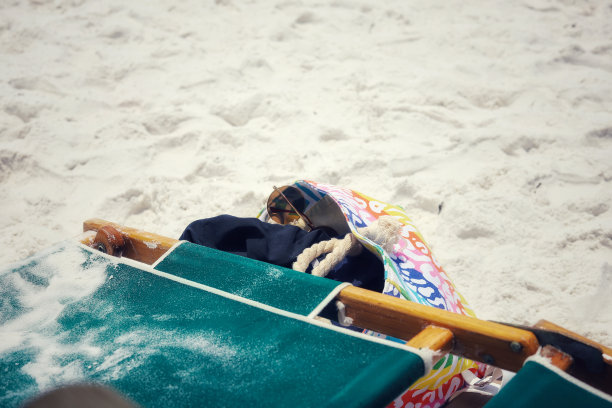 在佛罗里达州的海滩上，躺椅旁的一个沙滩袋图片下载