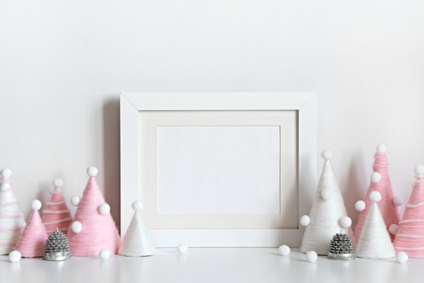 Diy圣诞树是用粉红色的纱线和桌上的模型框架做成的。前视图模型。生态毛绒圣诞装饰图片下载