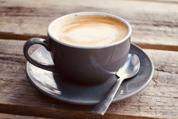 在一张简陋的木桌上喝咖啡图片下载