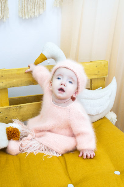 生活肖像可爱的小女孩在粉红色软裙。图片下载