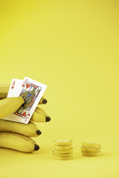 香蕉在黄色背景上的创意照片图片下载