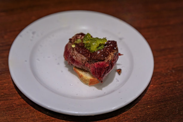 西班牙巴斯克地区圣塞巴斯蒂安的西班牙索罗米略肉排图片下载