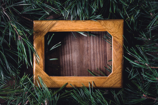 零浪费圣诞松枝和木制框架上的木制背景。复古圣诞作文，平铺，复制空间。图片下载