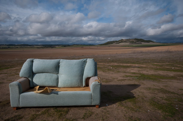 废弃在大自然中的破旧沙发。图片下载