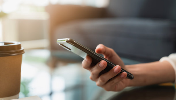 闲暇时，手拿智能手机，用手机在线聊天。图片下载
