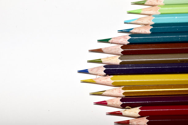彩色的卷笔刀铅笔。许多彩色铅笔孤立在白色背景的微距镜头。有选择性的重点。图片下载