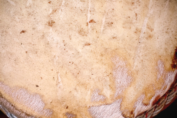 肮脏的棕色皮革鼓纹理与白色毛皮图案的背景图片下载