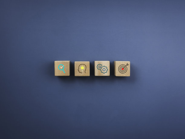 经营战略和行动计划的概念。四个木制立方体，蓝色背景上有商业策略图标符号，顶视图，简约风格。图片下载