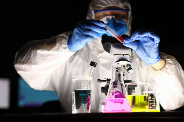 化学实验室里，人做实验图片下载