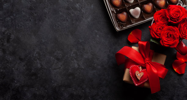 情人节礼盒、玫瑰和心糖图片下载