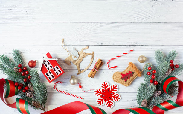 一个黑咖啡的杯子，针叶树的小枝和新年装饰在图片底部的一个浅色的木制背景上。图片下载