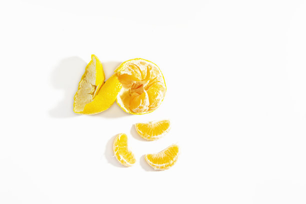 橙色和三个橙色的楔形在白色的背景上。隔离。生活方式。Closup。水平的照片图片下载