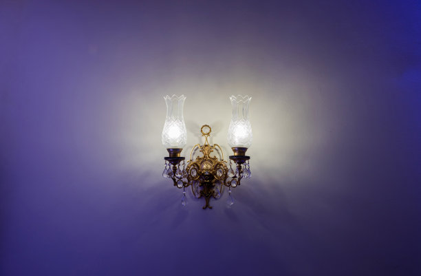 典型的玻璃吊灯图片下载