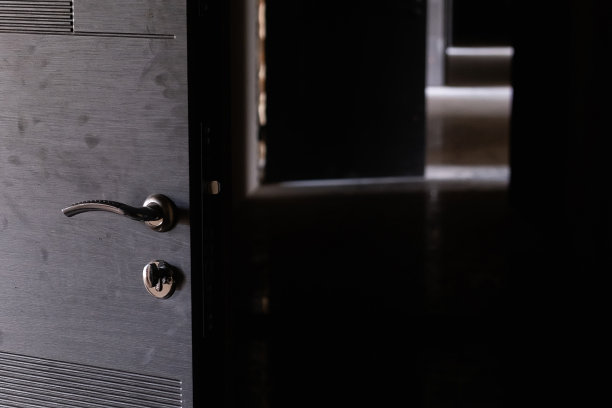 在黑暗的氛围中打开走廊的门图片下载