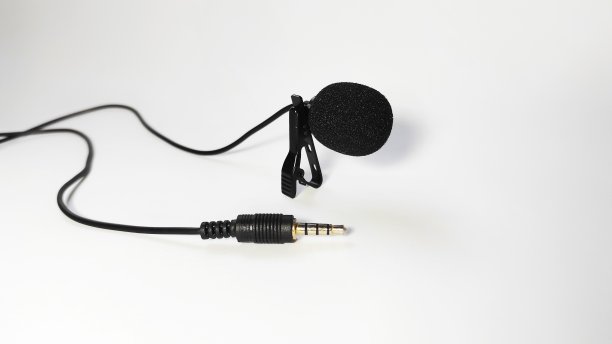 麦克风剪辑音频分配器上的白色背景图片下载
