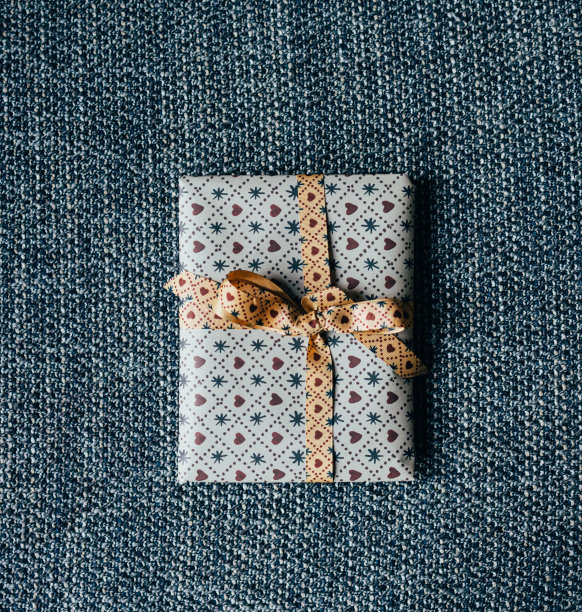 圣诞快乐:中性色调的节日平躺图片下载