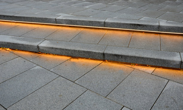 广场上或路线上的楼梯。阳台上的楼梯带有背光。光了。灯管照亮楼梯底部，这样人们在广场或路线上走夜间楼梯时就不会被绊倒。阳台上的楼梯图片下载