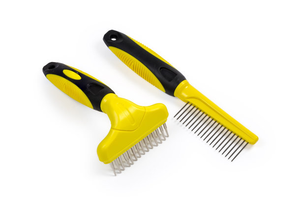 两个不同的塑料梳子宠物圆金属牙齿图片下载