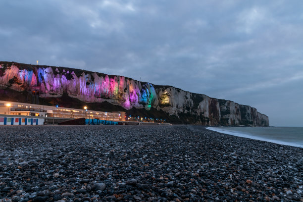 Le Tréport夜晚，彩色的灯光在悬崖上-法国图片下载