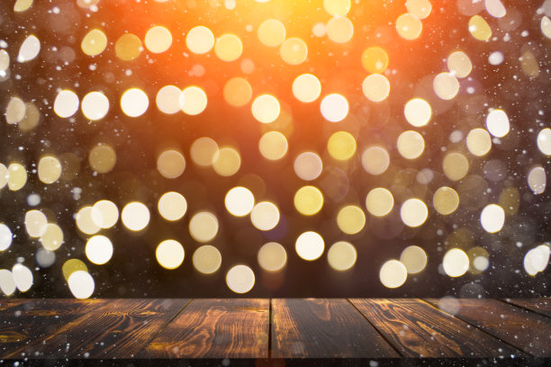 表圣诞背景。金灿灿的光和木制的乡村纹理表面的食物，饮料和礼品。图片下载
