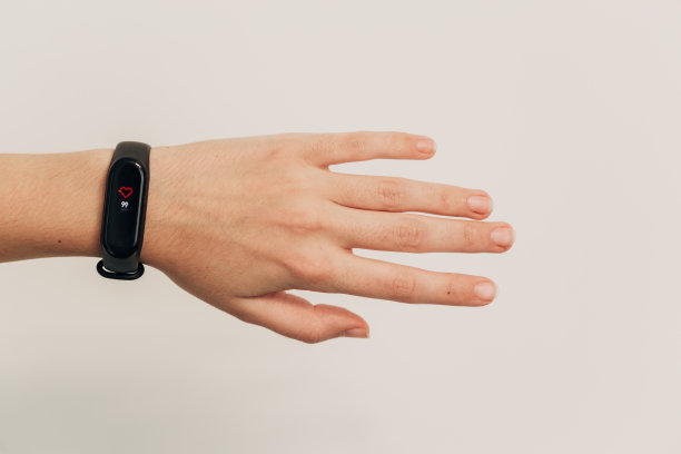 左手上的智能手表。白色背景图片下载